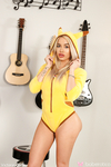 Victoria June Blond