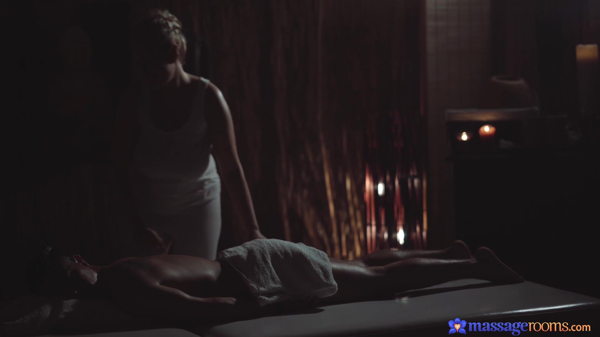 Eingeöltes Busenwunder Angel Wicky verführt ihren Masseur zum Sex Eingeöltes Busenwunder Angel Wicky verführt ihren Masseur zum Sex